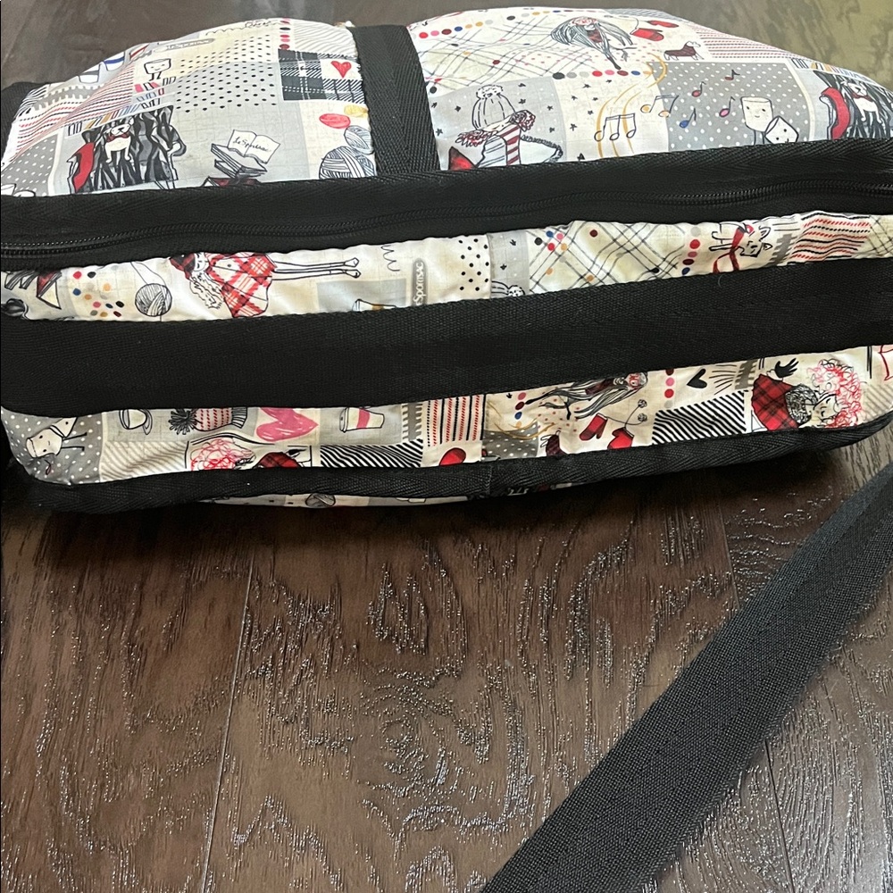 LeSportsac Deluxe Everyday Expandable Bag “Warm Wishes” - Picture 5 of 14